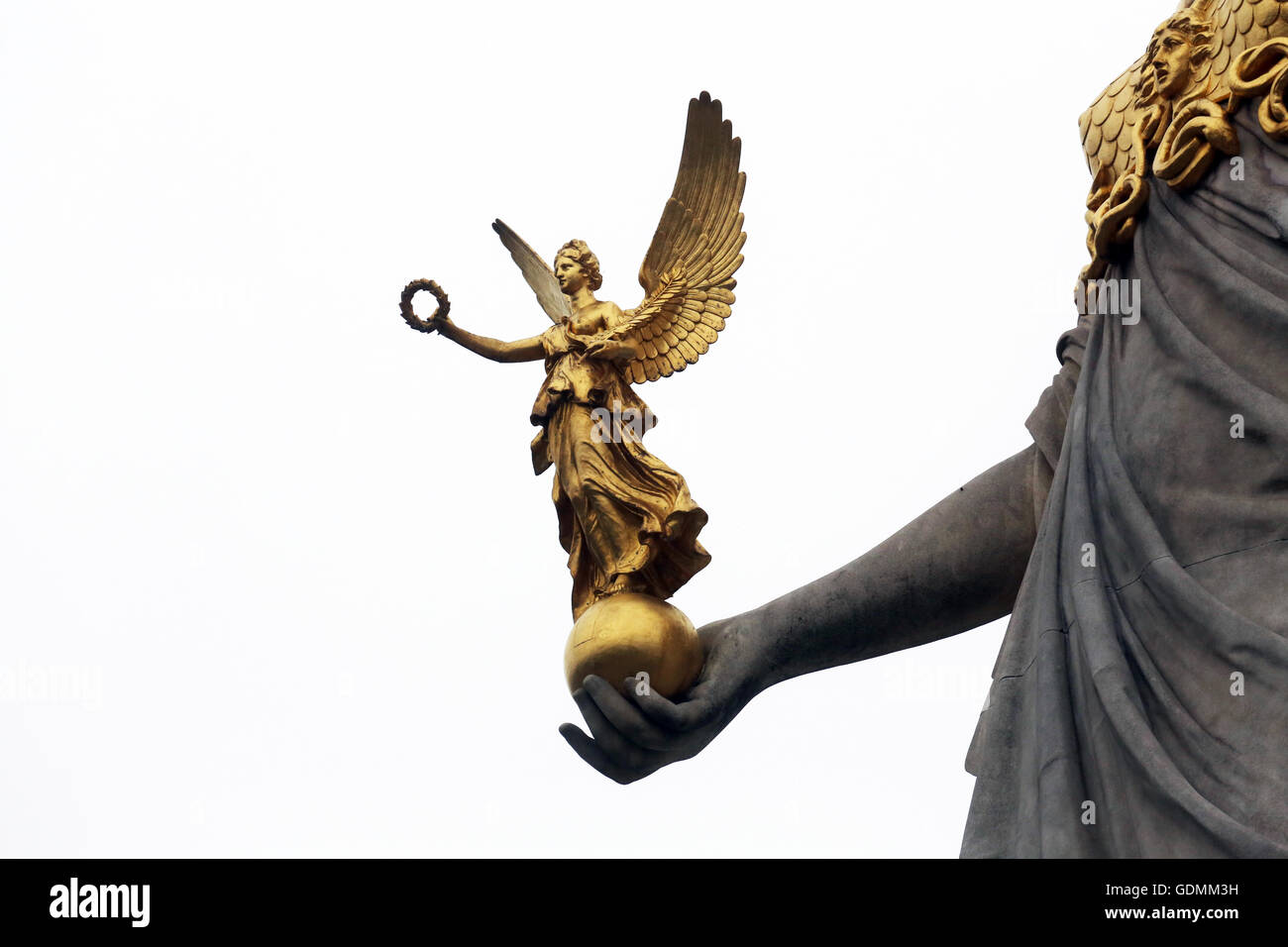 Pallas Athéna déesse grecque de la sagesse devant le parlement autrichien, Vienne, Autriche, le 11 octobre 2014. Banque D'Images