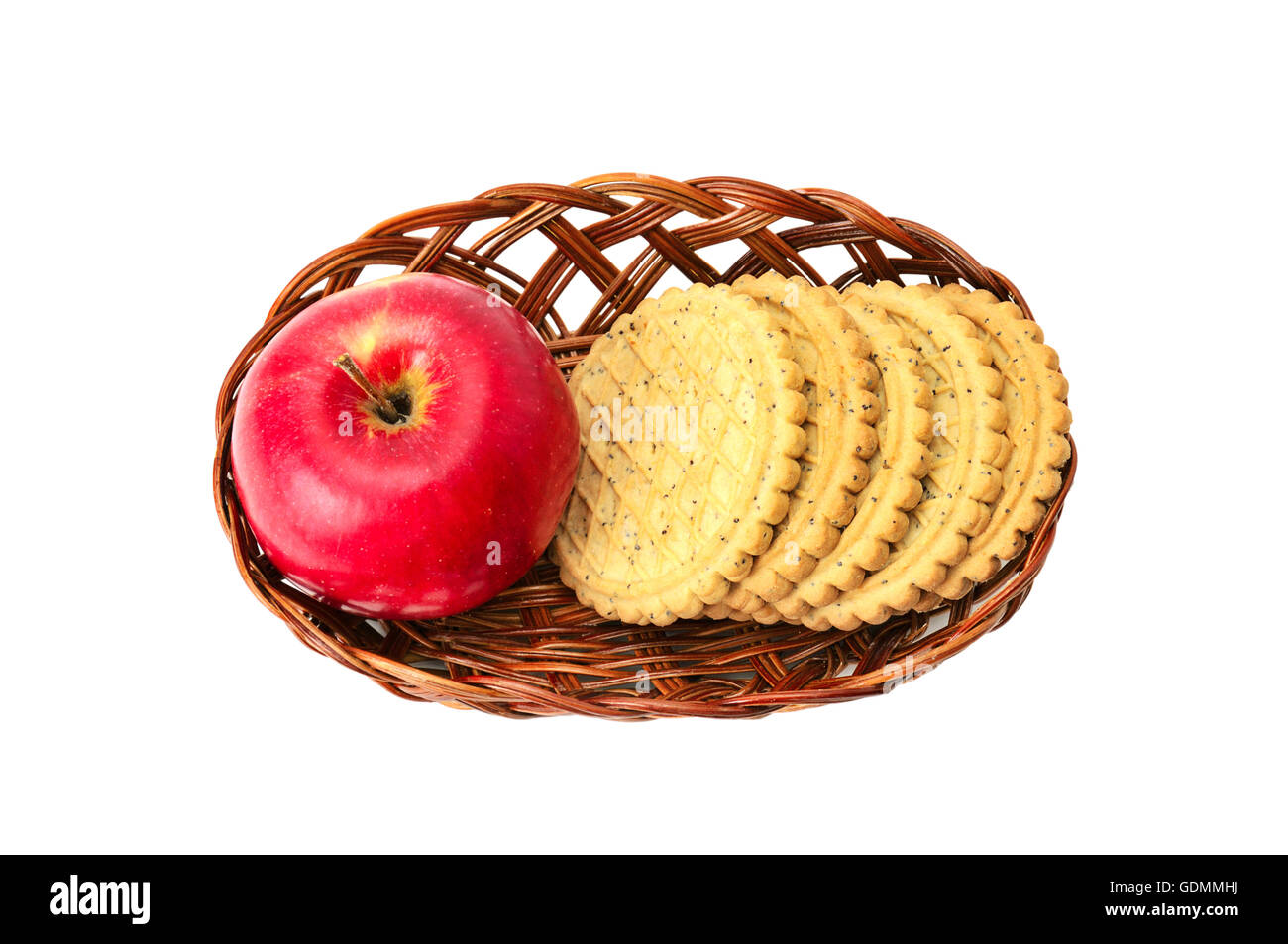 Biscuit et apple dans panier isolé sur fond blanc Banque D'Images