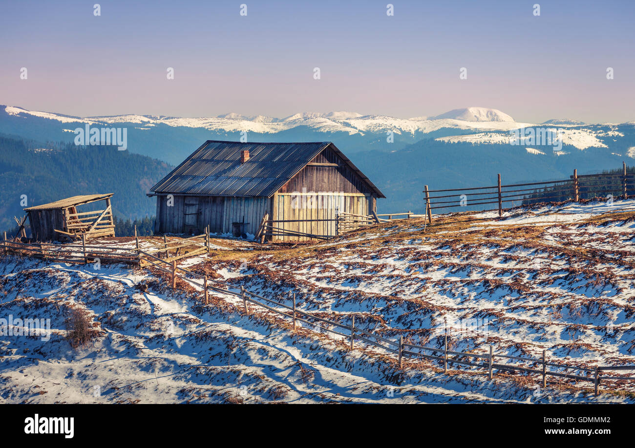 Maison en bois dans la montagne d'hiver Banque D'Images