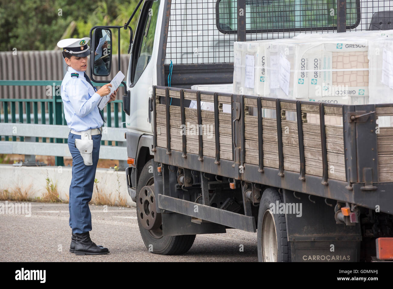 Le contrôle du trafic aérien d'une jeune femme policier à Tomar, Casais, Santarem, Portugal, Europe, voyage, photographie de voyages Banque D'Images