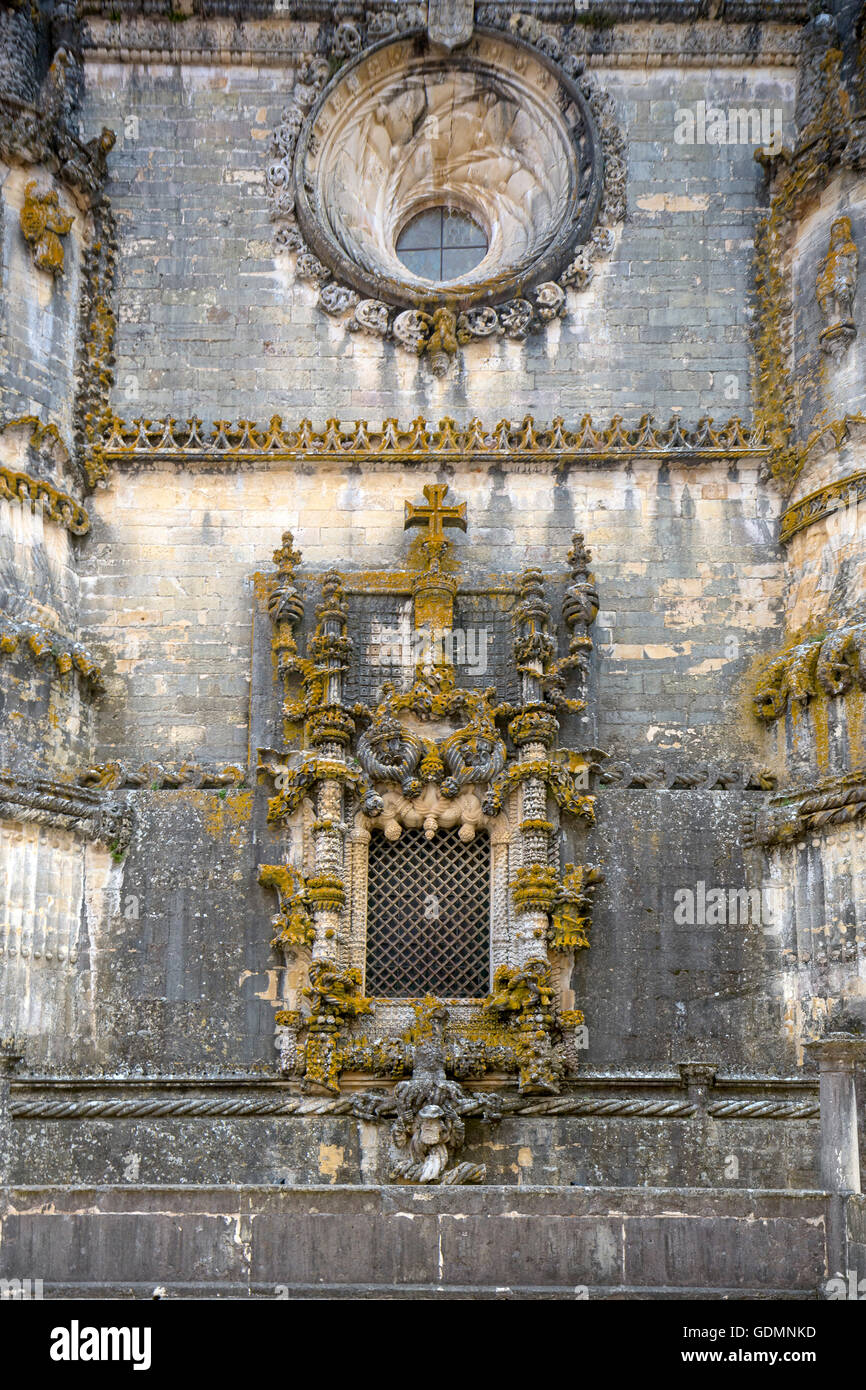 Fenêtres manuélin avec motifs marins et la Médaille du ligament croisé, forteresse de Tomar, le château des Templiers, Banque D'Images