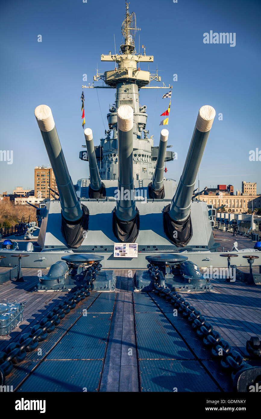Canons à l'avant de l'USS North Carolina Banque D'Images
