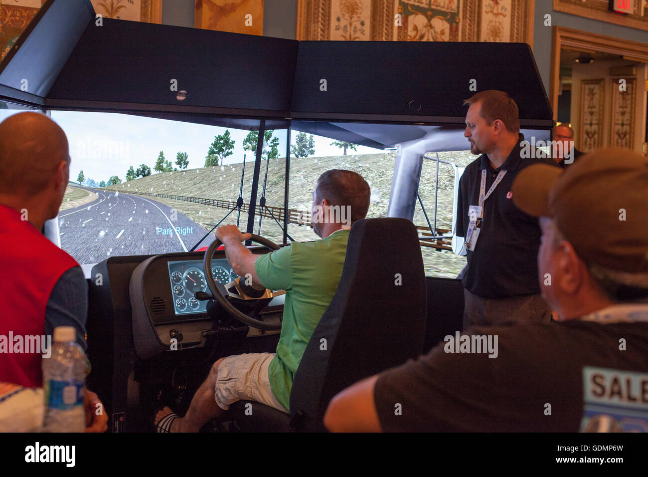 Las Vegas, Nevada - un délégué à l'Union des Routiers convention conduit un camion-simulateur de conduite. Banque D'Images