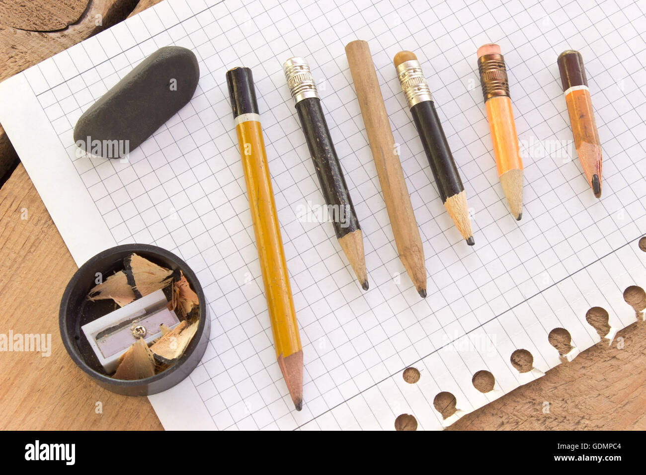 Utilisé du papier et des crayons sur la table en bois Banque D'Images
