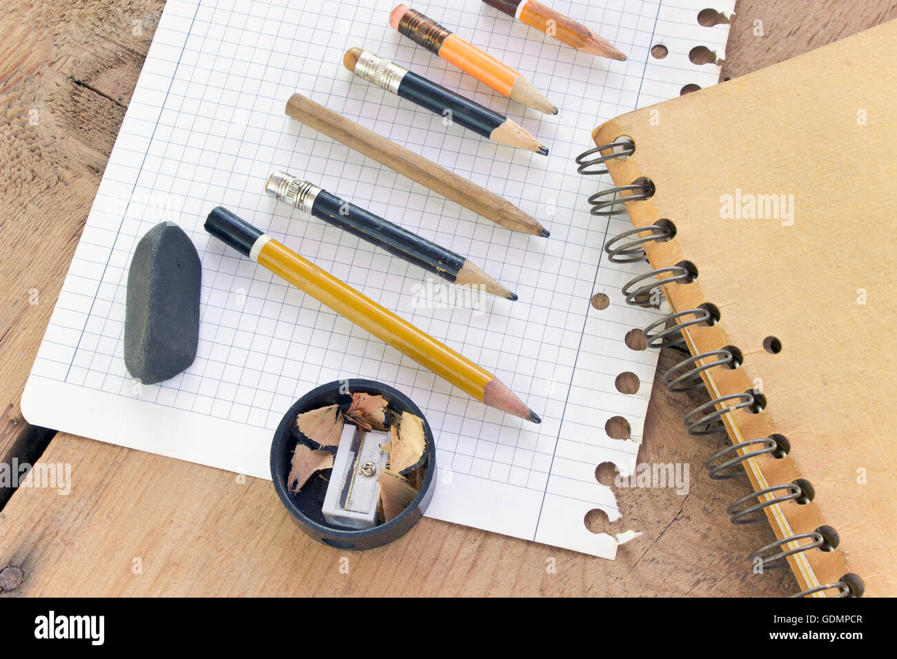 Utilisé du papier et des crayons sur la table en bois Banque D'Images
