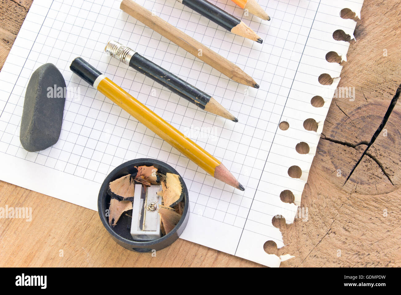 Utilisé du papier et des crayons sur la table en bois Banque D'Images