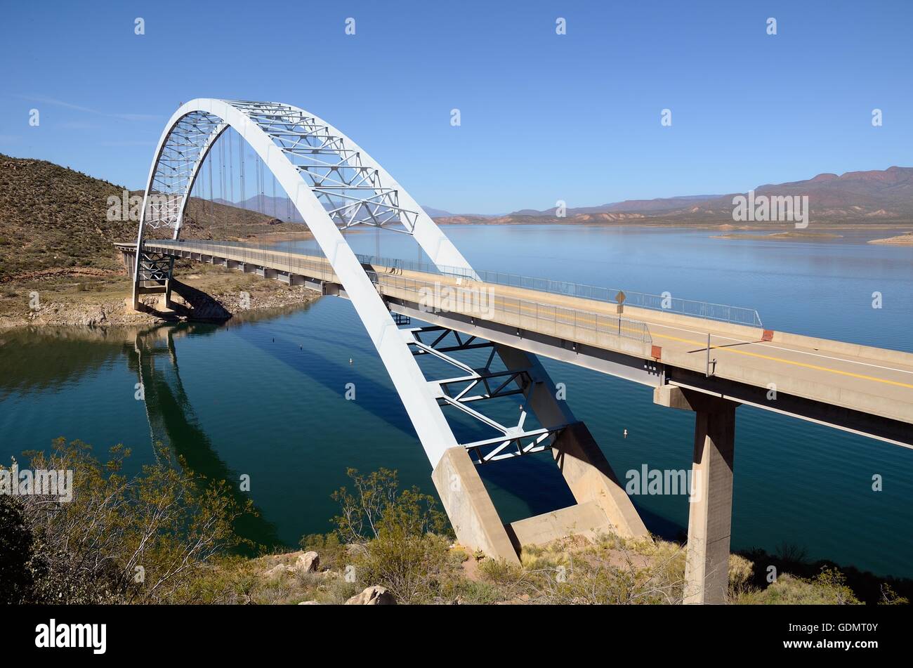 Le pont du lac Roosevelt en Arizona sur une journée ensoleillée Banque D'Images