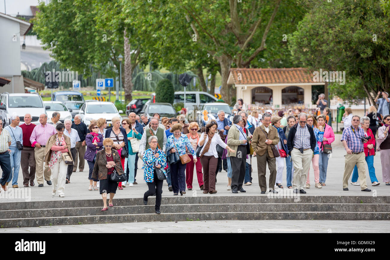 Groupe de touristes en face de l'église du monastère de Batalha, Batalha, Batalha, district de Leiria, Portugal, Europe, Voyage Banque D'Images