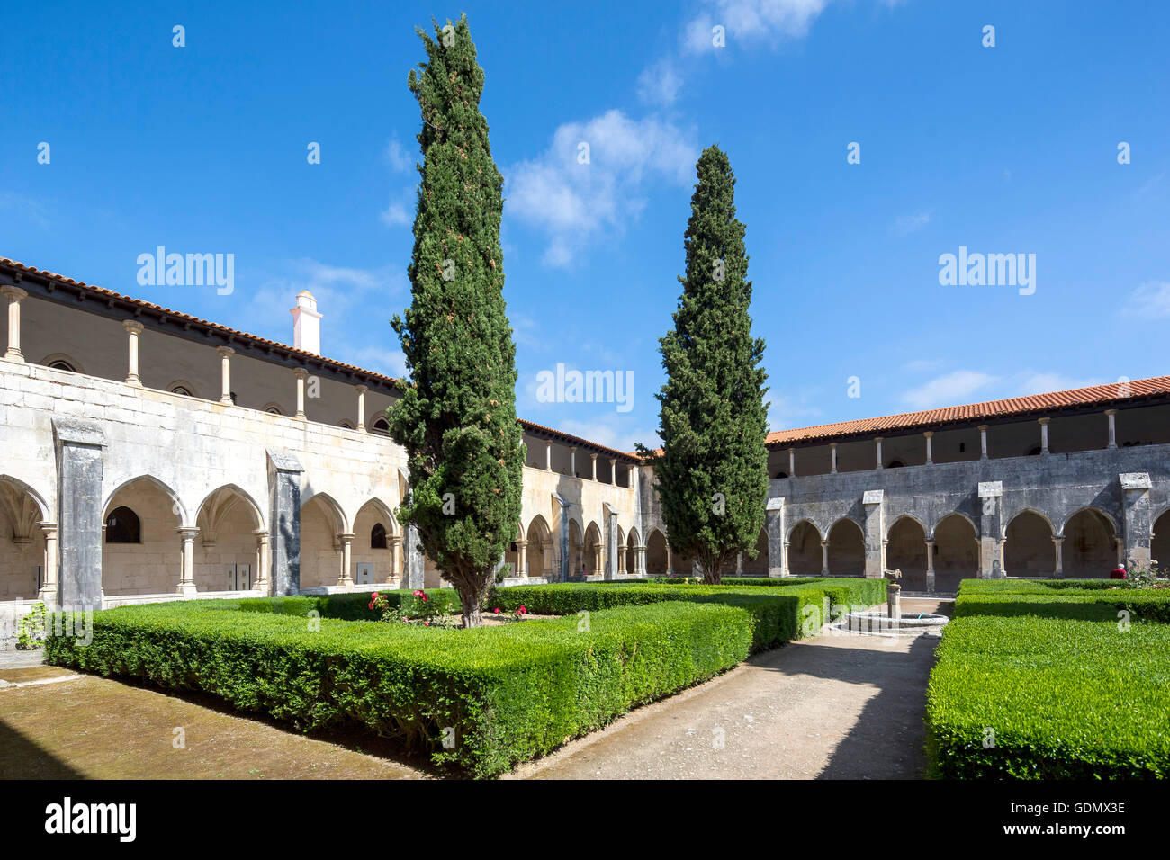 Monastère de Santa Maria da Vitoria, Site du patrimoine mondial de l'UNESCO, avec des pins, cloître, l'église du monastère de Batalha, Batalha, Banque D'Images