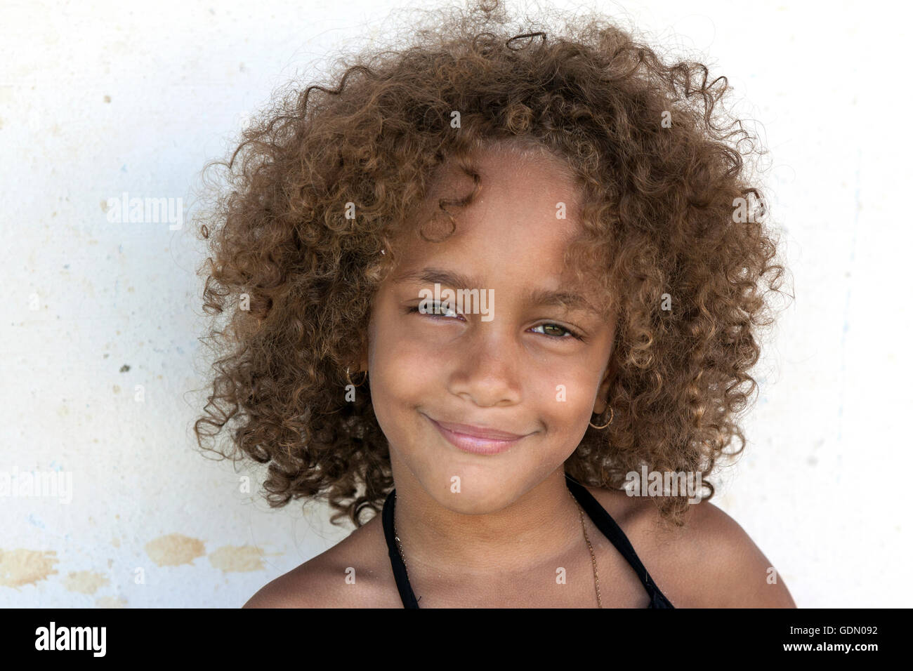 Fille cubaine locale avec des cheveux bouclés, portrait, à Baracoa, la  province de Guantánamo, Cuba Photo Stock - Alamy