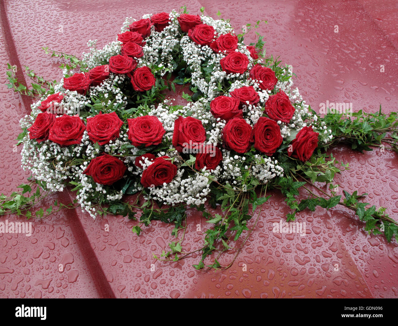 Bouquet De Fleurs En Forme De Coeur Sur Une Voiture Sous La Pluie L Anniversaire De Mariage Photo Stock Alamy Bouquet De Fleurs En Forme De Coeur Sur Une Voiture Sous La Pluie L Anniversaire De Mariage Photo Stock Alamy