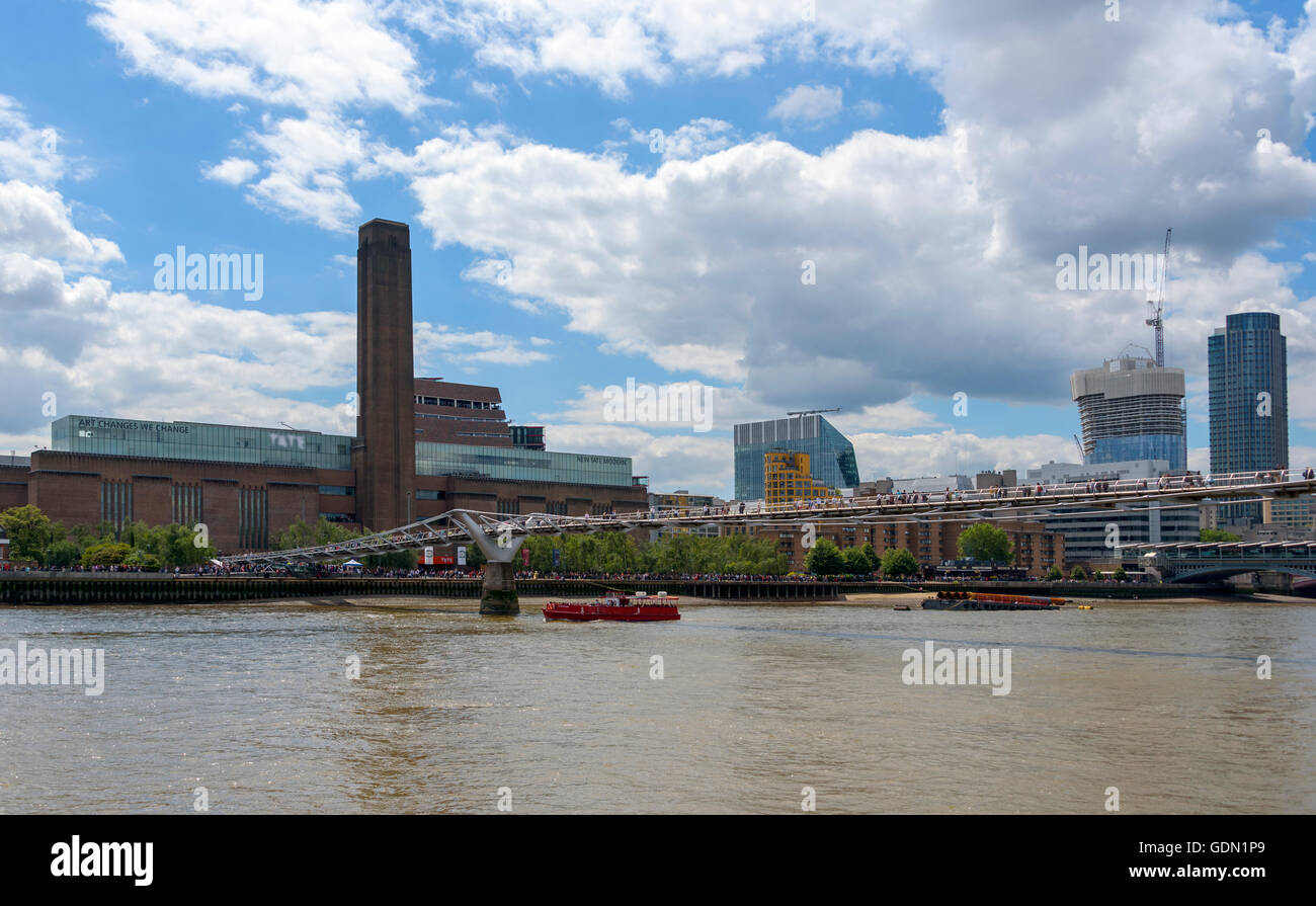 La Tate Modern et le London Millennium passerelle sur la Tamise. Banque D'Images