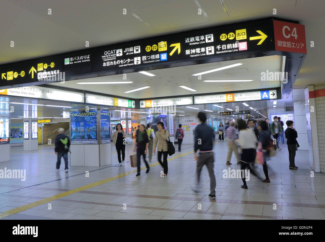 Les gens voyagent à la gare d'Osaka à Osaka au Japon. Banque D'Images