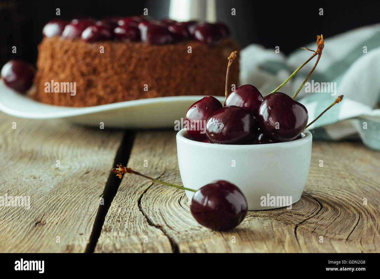 Gros plan de cerise noire et de gâteau au chocolat, selective focus Banque D'Images