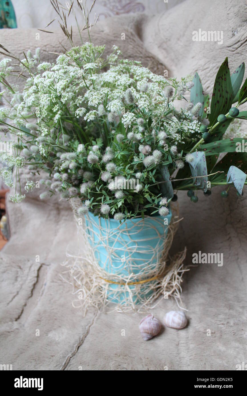 Joli bouquet de fleurs des champs sauvages dans des tons pastel couleurs  gris perle pour anniversaire et mariage Photo Stock - Alamy
