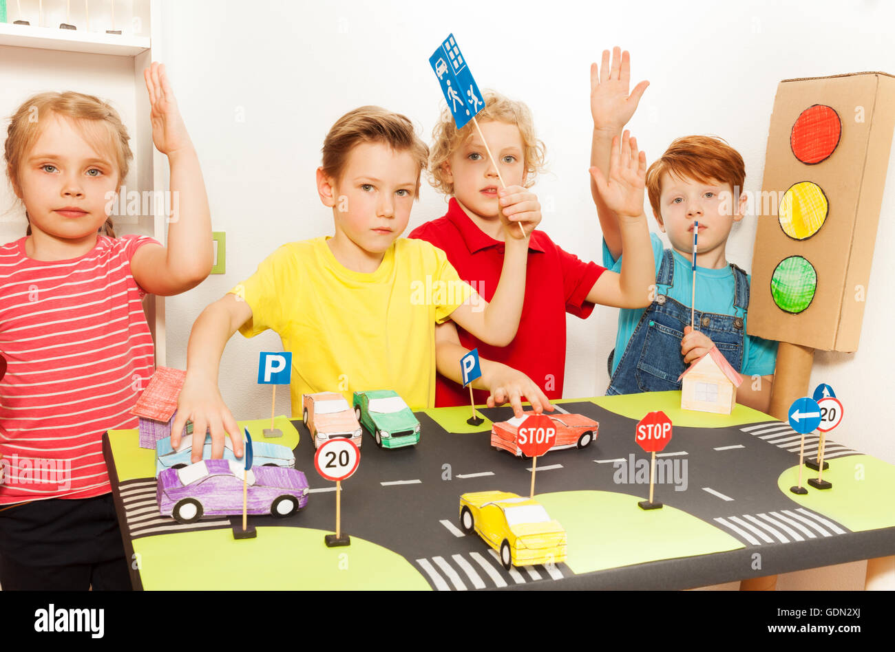 Les enfants s'amusant à étudier le code de la route ou de la circulation Banque D'Images