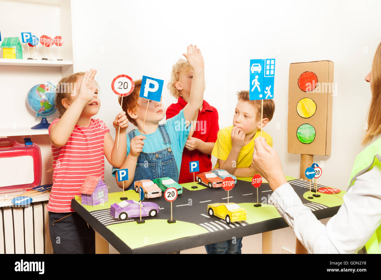 Les enfants lèvent la main jusqu'à la leçon de la sécurité routière Banque D'Images