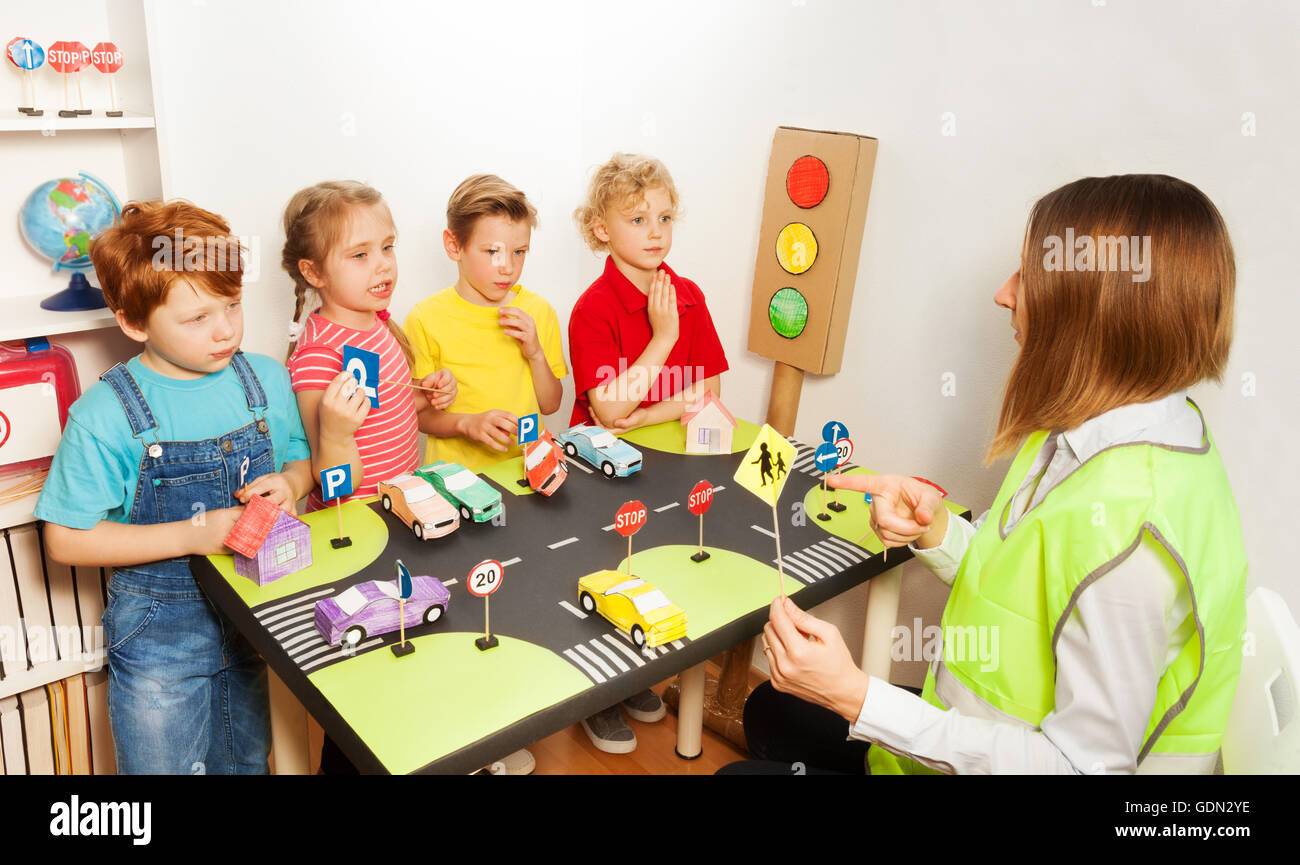 Happy kids enseignant le signe de la maternelle Banque D'Images