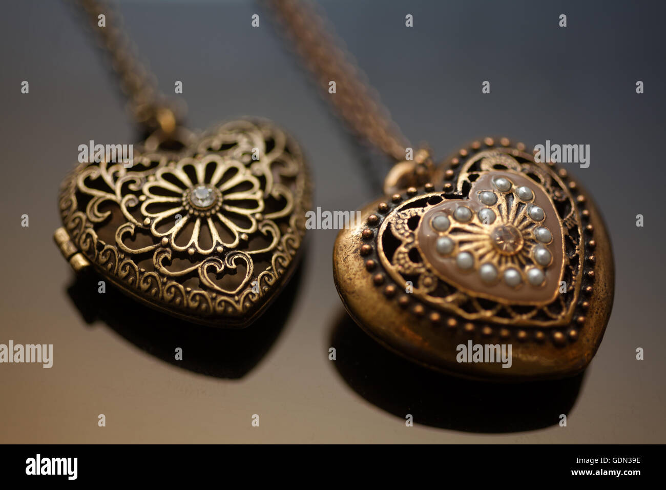 Collier en forme de coeur sur fond noir Banque D'Images