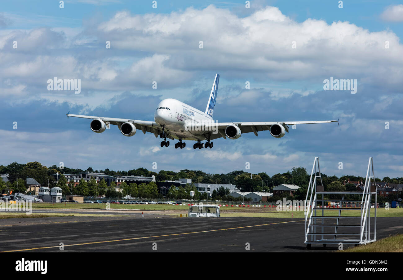 Airbus A380 avion atterrit à l'aéroport de Farnborough, dans le Hampshire, Angleterre Banque D'Images