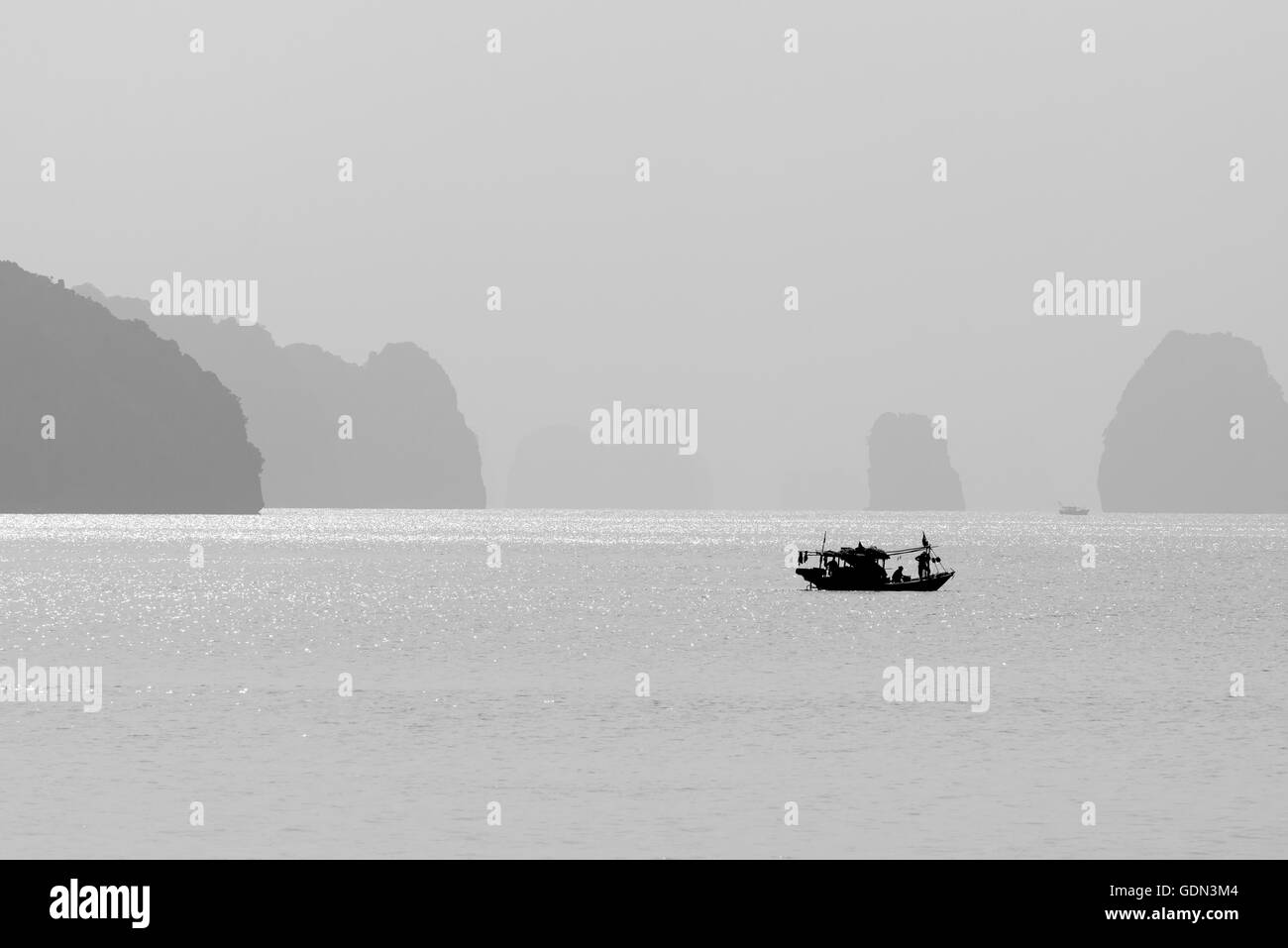 Silhouette de bateau de pêche à Ha long Bay, Vietnam Banque D'Images