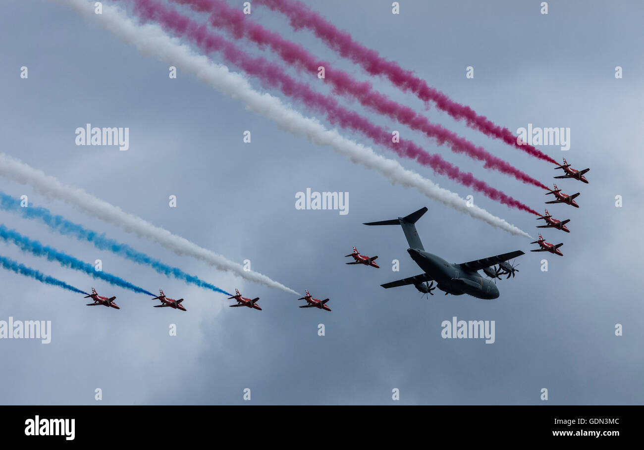 RAF Des flèches rouges jets Hawk volant en formation au Farnborough Air Show avec l'avion A400M Banque D'Images