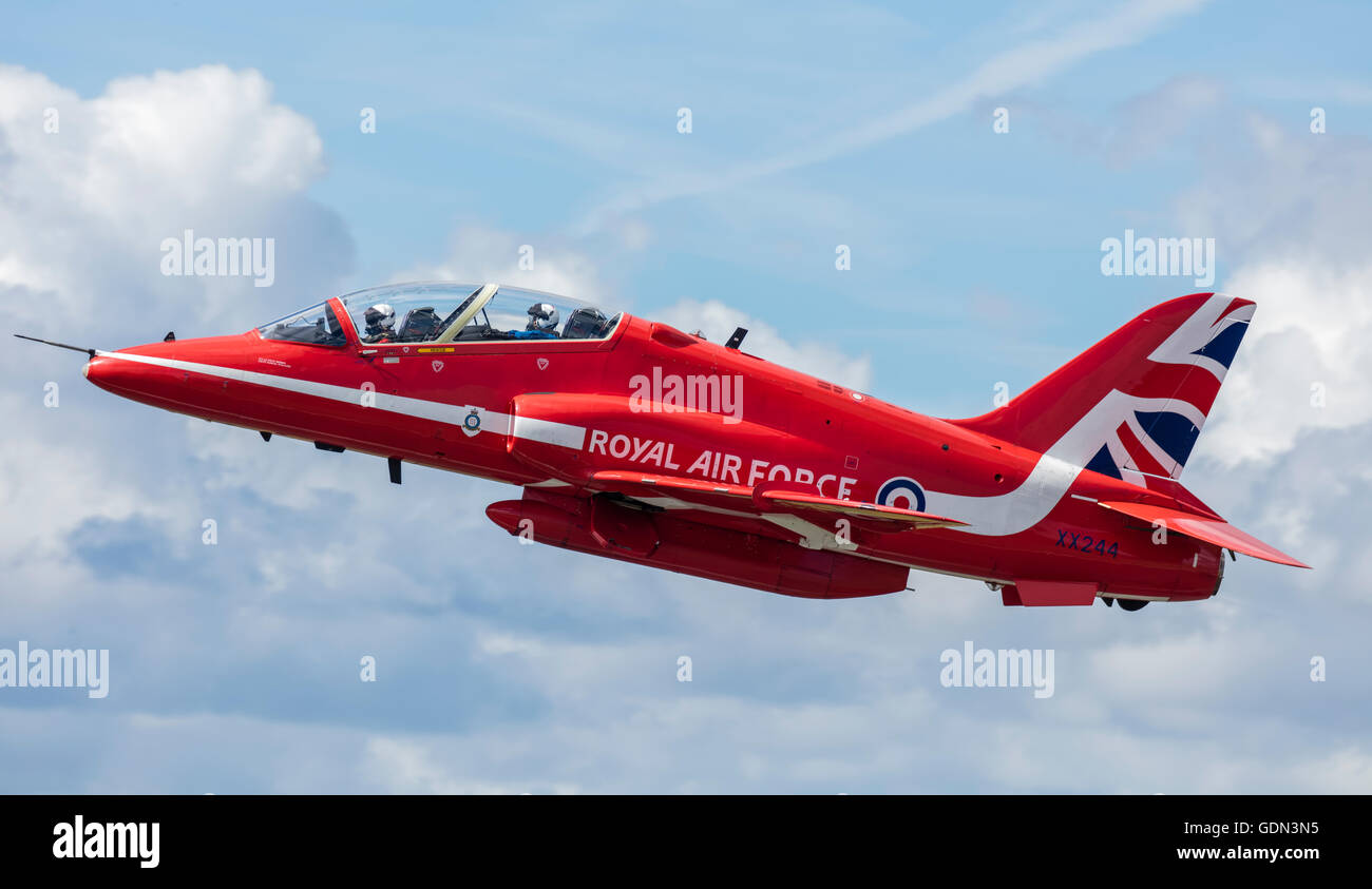 Des flèches rouges RAF Jet Hawk dans le ciel Banque D'Images