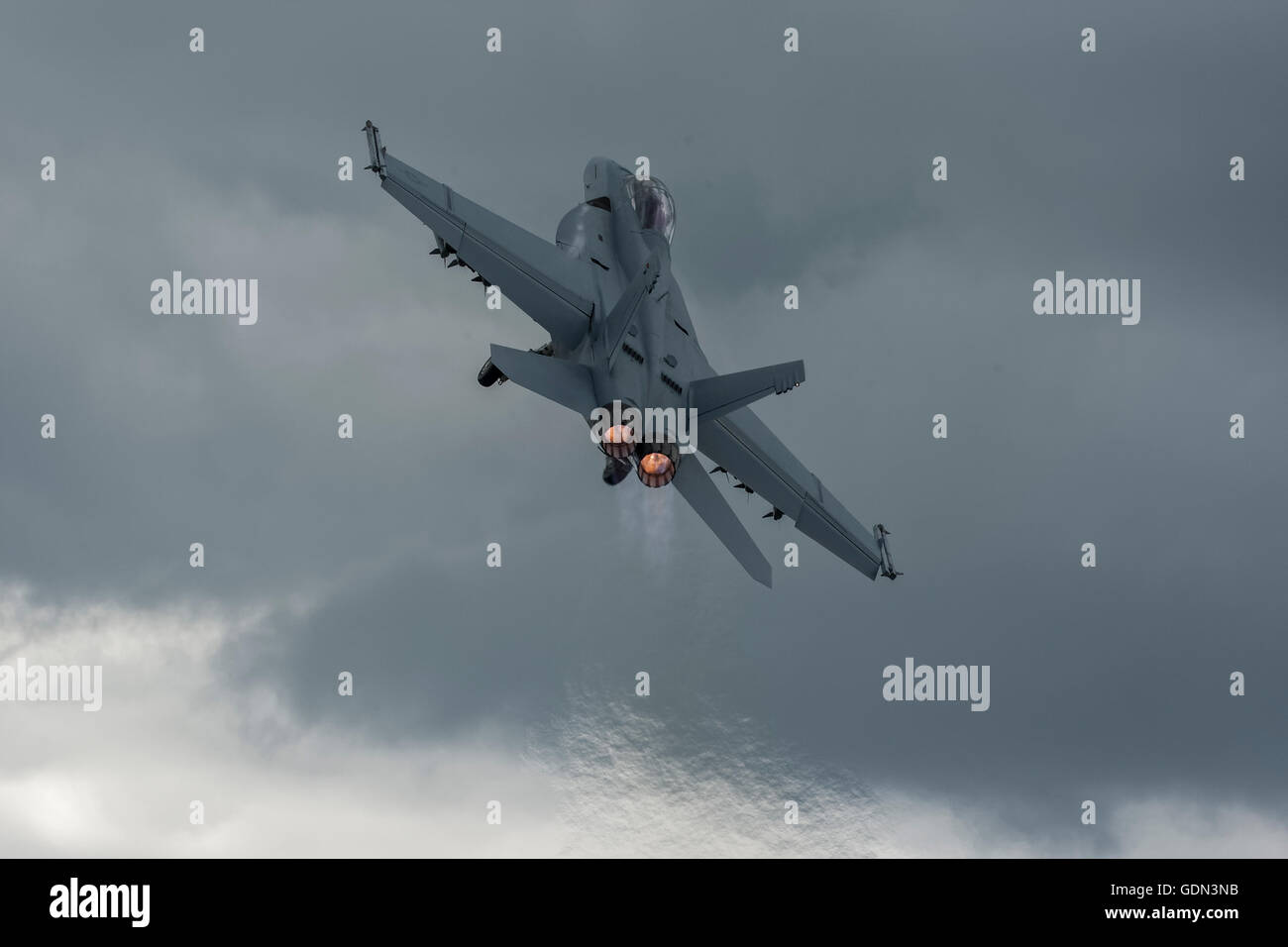 US F/A 18 Super Hornet fighter jet dans e ciel après le décollage avec les moteurs à l'arrière afterburn Banque D'Images