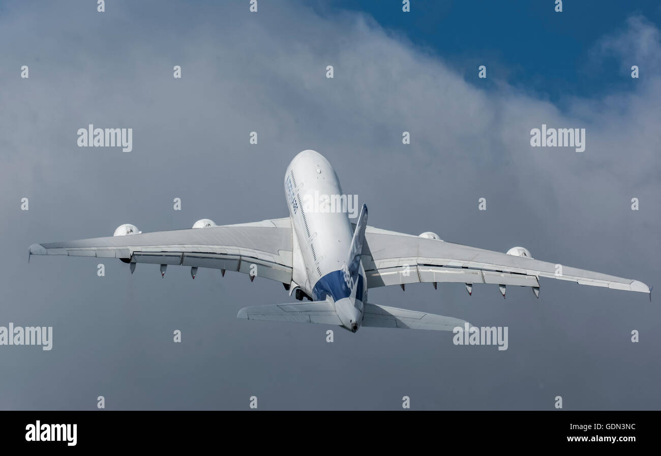 Airbus A380 avion décolle dans le ciel Banque D'Images