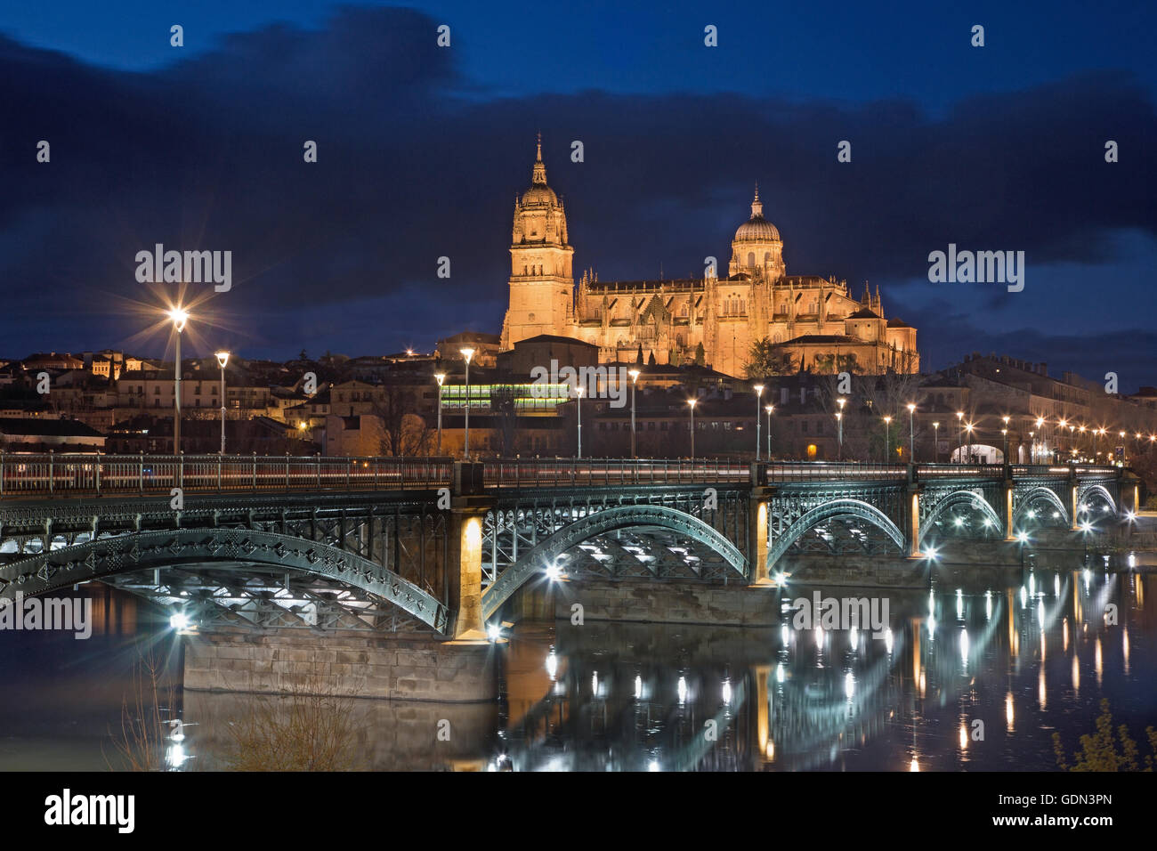 Salamanca - La cathédrale et le pont Puente Enrique Estevan Avda et le Rio Tormes river au crépuscule Banque D'Images