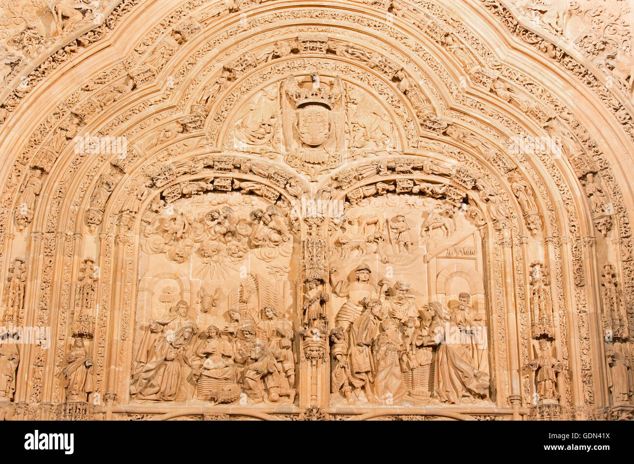 Salamanque, Espagne, Avril - 17, 2016 : La Nativité et trois mages relief sur le quartier gothique-baroque portail ouest de la cathédrale - Nouveau Banque D'Images