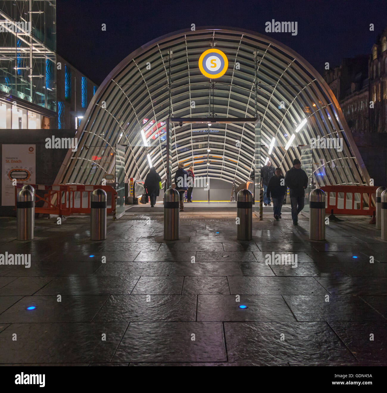 Les passagers à l'entrée et à la sortie de la station de métro St Enoch dans le centre de Glasgow. Banque D'Images