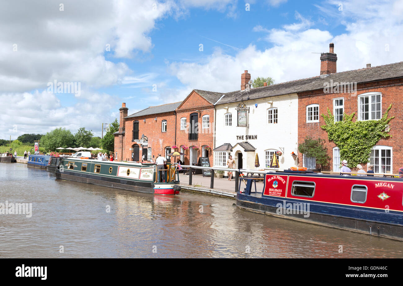 À Narrowboats Fradley Junction sur la Trent et Mersey Canal, Staffordshire, England, UK Banque D'Images