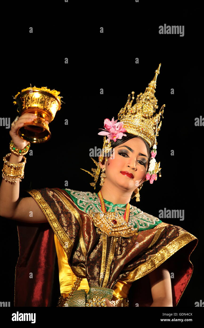 Taenzerinnen traditionelle tanzen in einem Park à Chiang Mai im Norden von Thaïlande. Banque D'Images