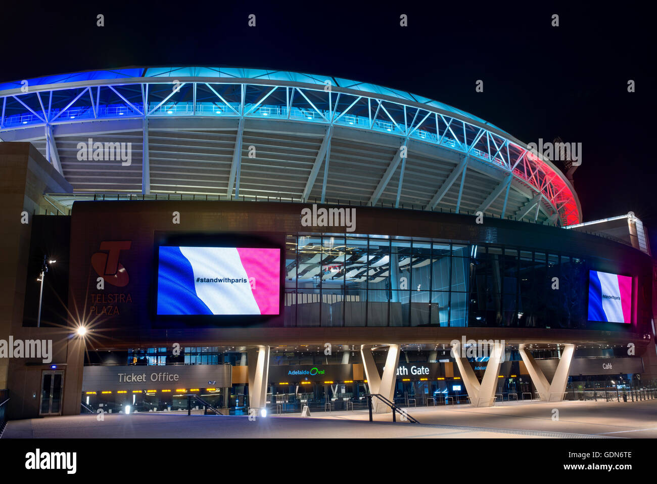 Le Adelaide Oval de nuit affichage # StandwithParis à Adelaide's Rivière Precinct. Banque D'Images