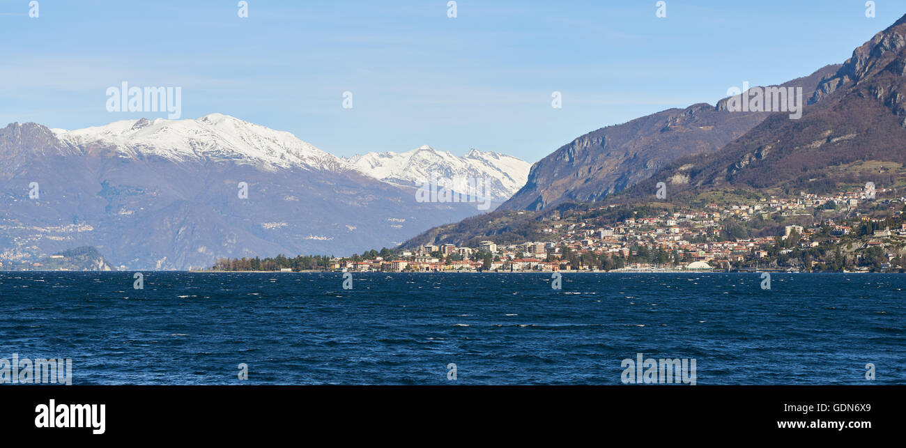Paysage du Lac de Côme à Mandello del Lario en Lombardie, Italie. C'est un lac d'origine glaciaire. Banque D'Images