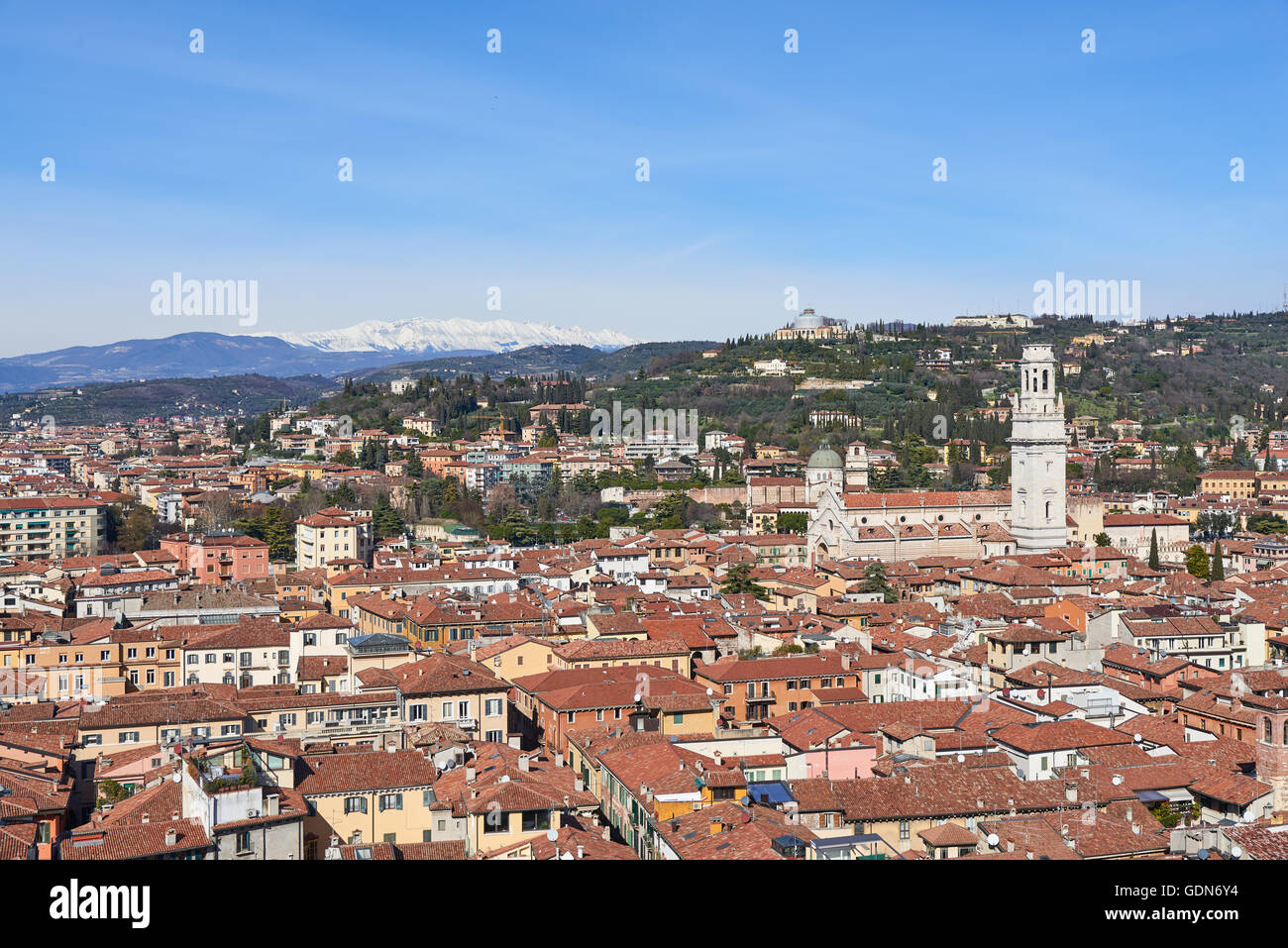 La cathédrale de Vérone, le bar d'ouverture d'une cathédrale romane, l'intérieur de fresques somptueuses et oeuvre de Titien. Banque D'Images