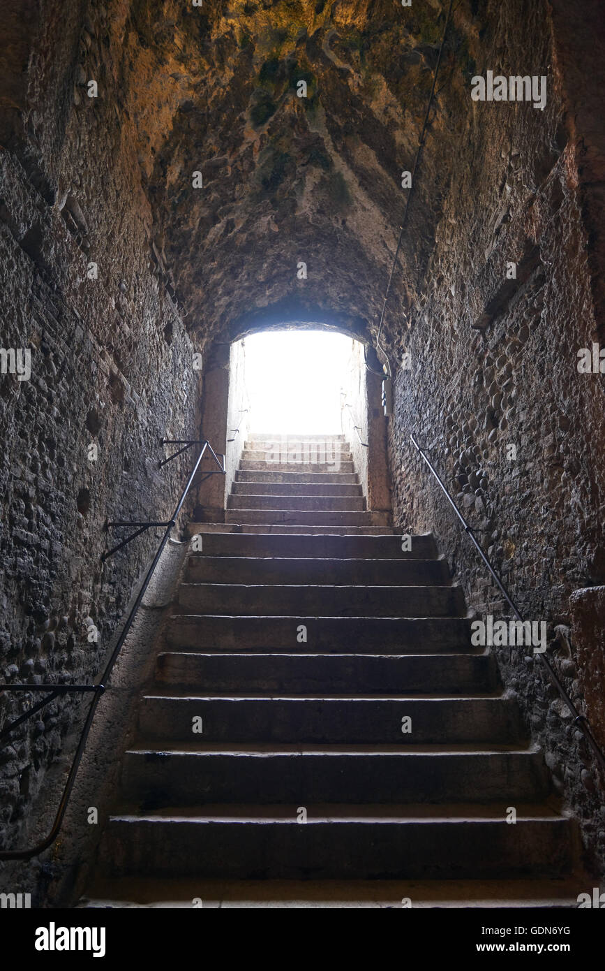 Passage dans les arènes de Vérone avec une lumière du soleil, l'Italie. Banque D'Images