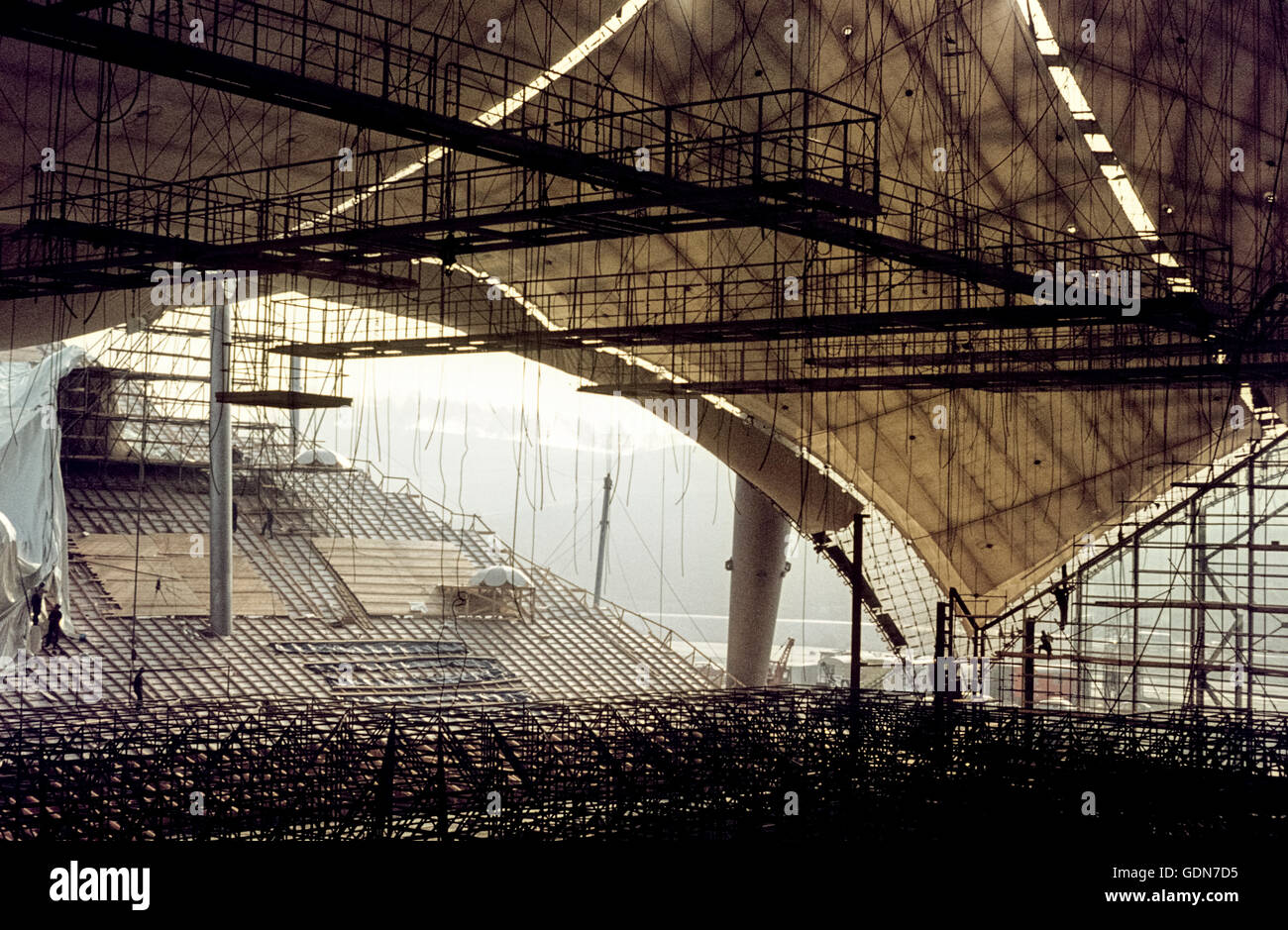 Le Parc olympique de Munich en construction, 1971. Halle olympique, site des Jeux Olympiques. Bau des Schwimmstadions für die Olympischen Spiele 1972 Banque D'Images