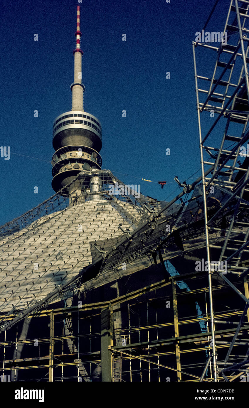 Le Hall olympique de Munich, site des Jeux Olympiques 1972, en construction. Münchner Olympia-Schwimmhalle während der Zellweger. 1971 Banque D'Images