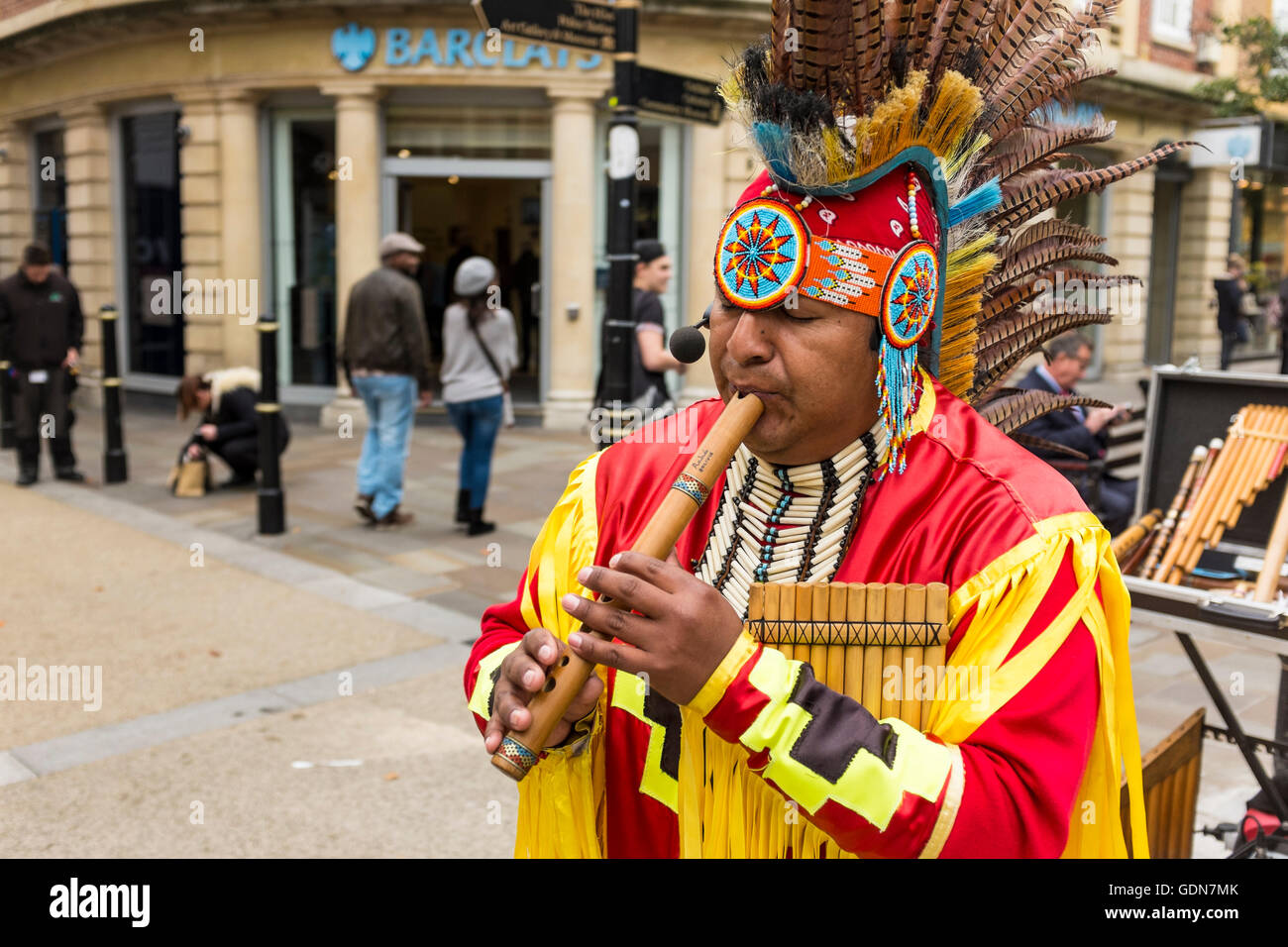 Musicien de la rue d'Amérique du Sud dans la rue de Worcester, Worcester, Royaume-Uni Banque D'Images