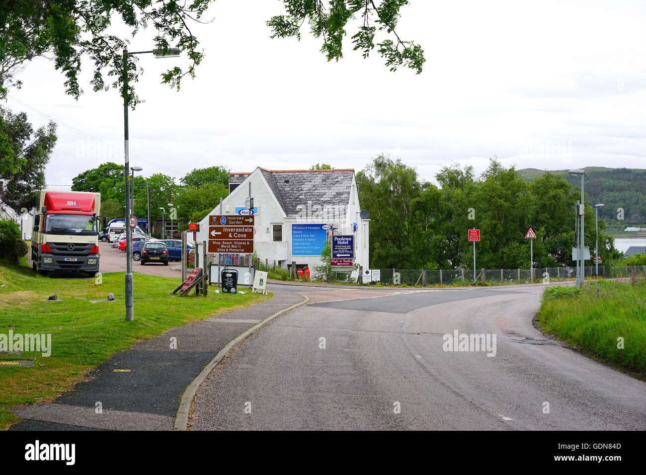 Route principale entrée en Poolewe, Highland, Ecosse, Royaume-Uni. Banque D'Images