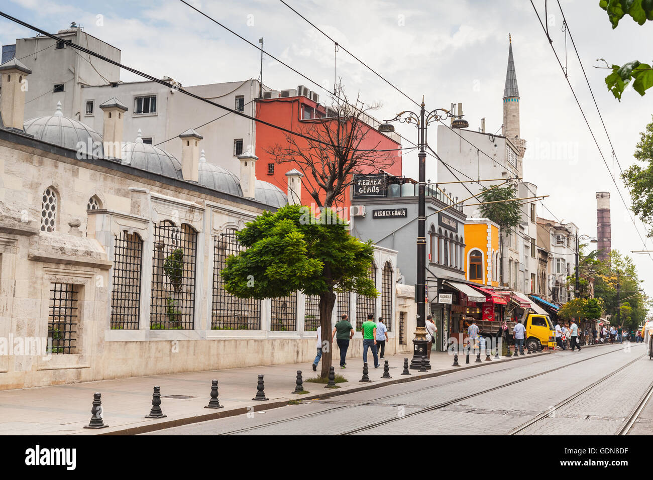 Istanbul, Turquie - 28 juin 2016 : les gens ordinaires à pied sur la rue dans le vieux quartier central de la ville d'Istanbul Banque D'Images