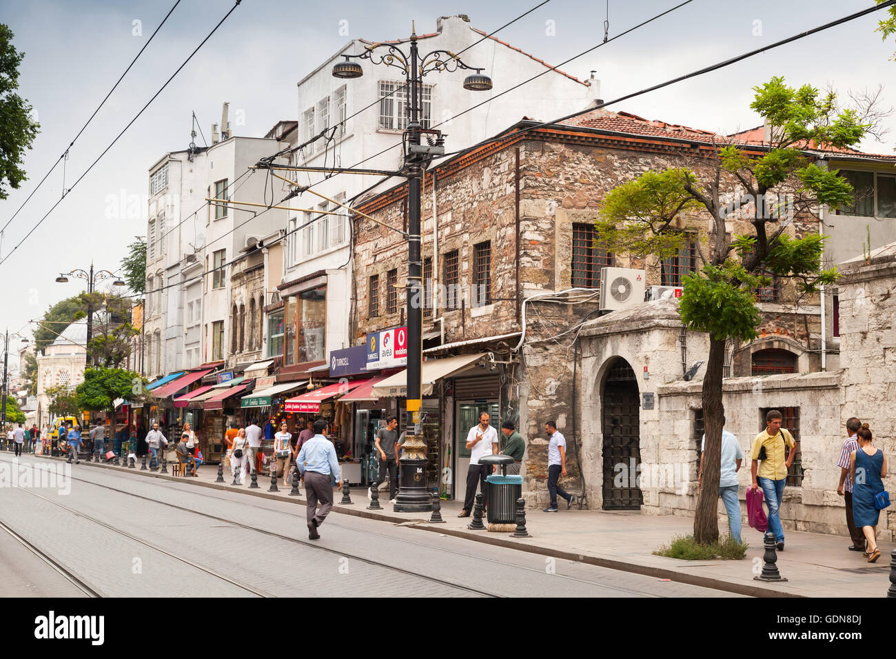 Istanbul, Turquie - 28 juin 2016 : les gens ordinaires à pied sur la rue dans le vieux quartier central de la ville d'Istanbul Banque D'Images