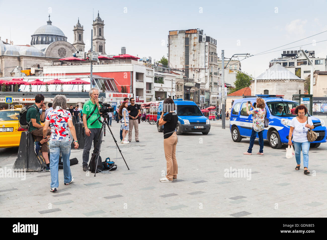Istanbul, Turquie - 1 juillet 2016 : Les journalistes de l'Italiens de la Rai News 24 Les travaux sur la place Taksim, Istanbul Banque D'Images