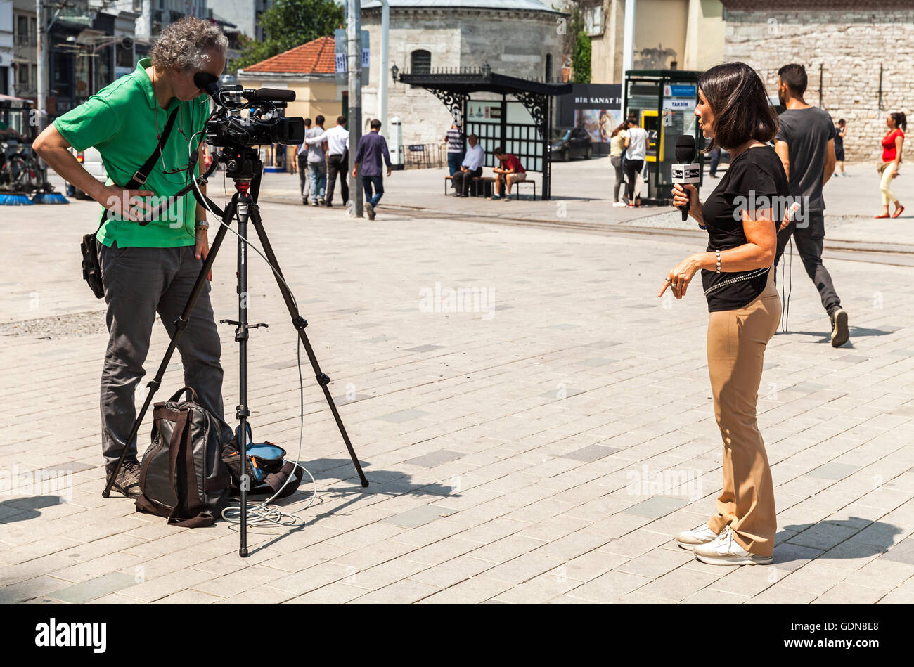 Istanbul, Turquie - 1 juillet 2016 : les journalistes italiens à partir de la chaîne Rai News 24 Les travaux sur la place Taksim, Istanbul Banque D'Images
