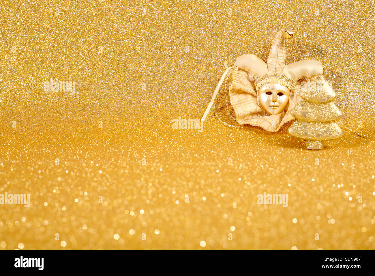 Belle ornate carnival masque de Venise comme décoration de Noël sur golden glitter Banque D'Images