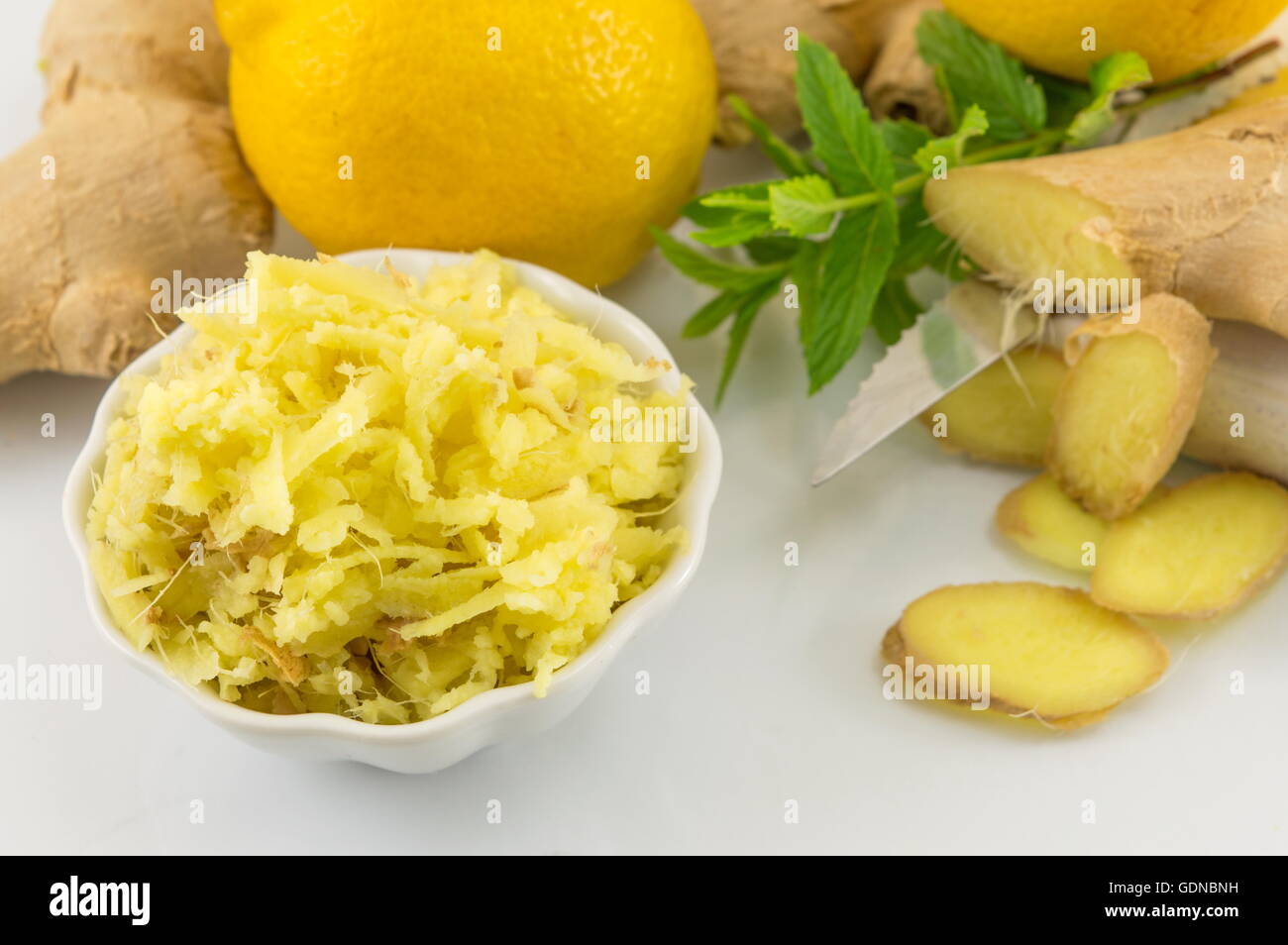 Racine de gingembre cru avec du citron et du persil Banque D'Images