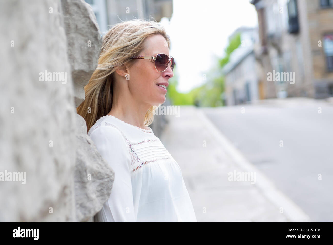 Pensive Woman Outdoors Banque D'Images