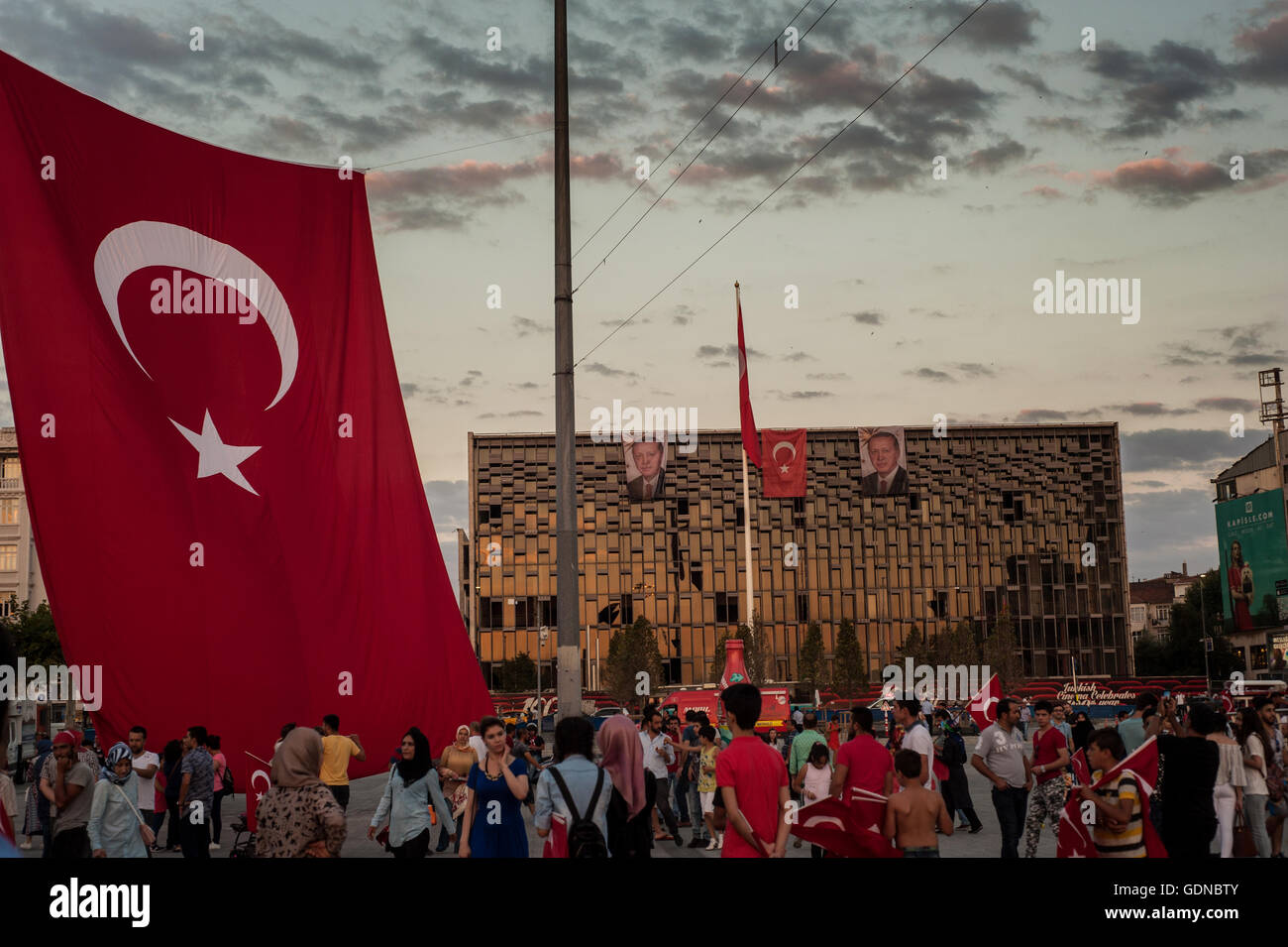 Drapeau géant et poster de président turc Recep Tayyip Erdoğan place Taksim Istanbul Turquie pendant la guerre contre coup rally Banque D'Images